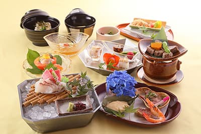 会席 8,000円（税金・サービス料10％別）